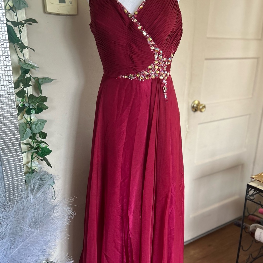 Elegant Red Sleeveless Dress - Picture 6 of 13